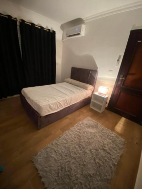 Privet room with Ac in an apartment 10 min away from Madinaty